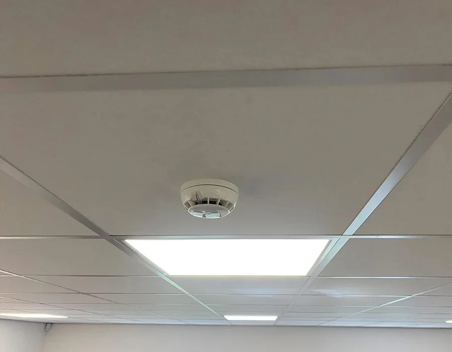 gecertificeerde brandmeldsystemen, noodverlichting en vluchtroutes die voldoen aan de geldende normen